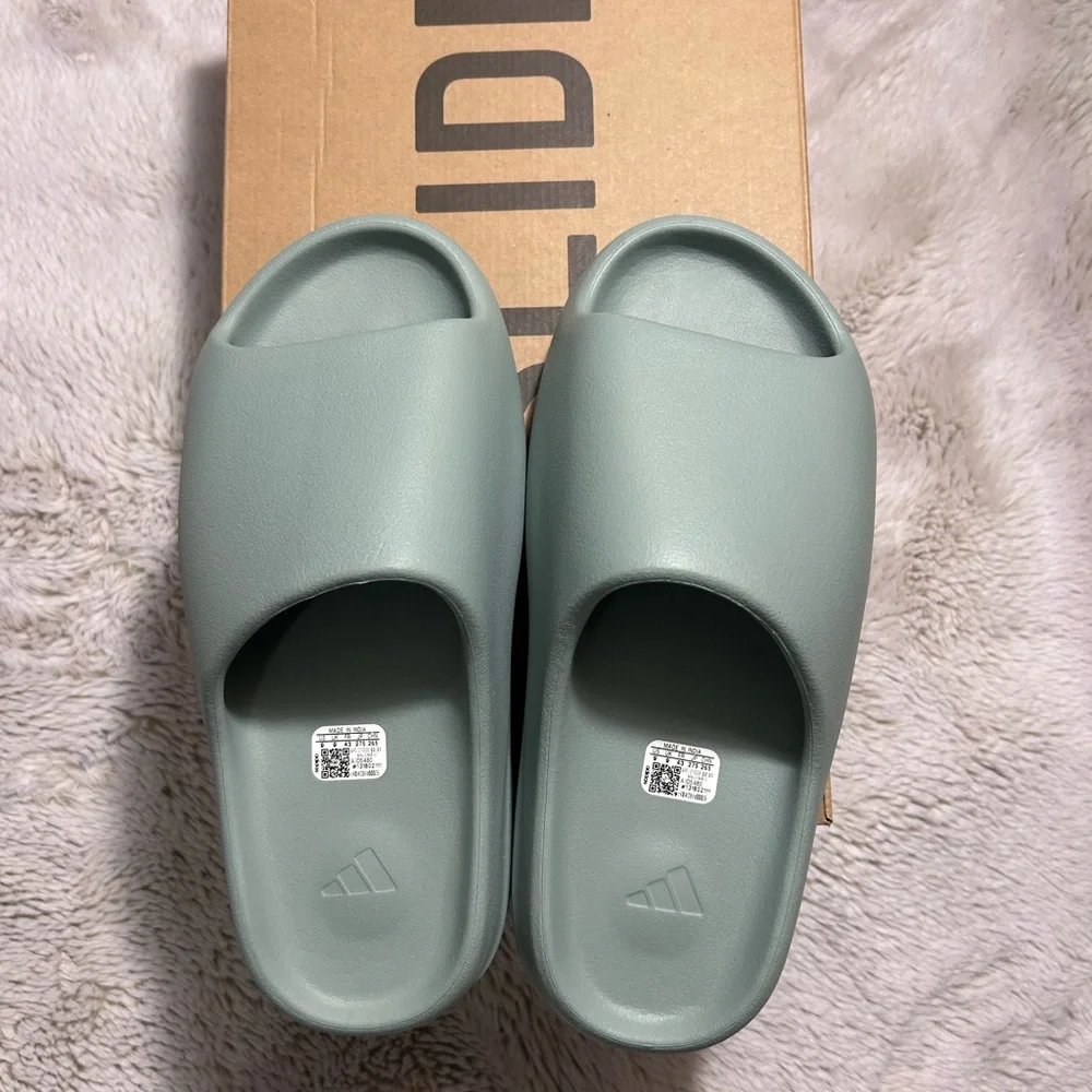 NIB Yeezy Slides Salt Size 9 **See Below** - Picture 4 of 8